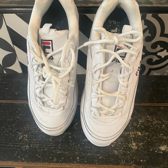 🇺🇸FILA sneakers- unisex but womens sizing! ✨EUC✨used for an outdoor photo … - Picture 4 of 12
